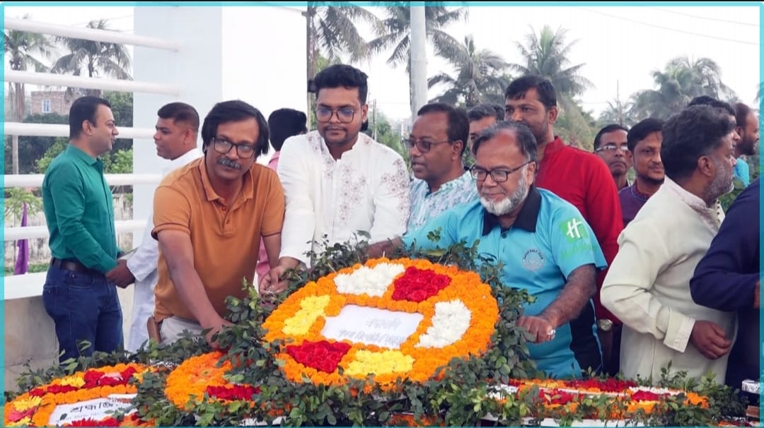 Khulna Journalist pays tribute by offering a floral wreath at Khulna Gollamari Martyr Memorial on Great Independence and National Day. Photo voice7news